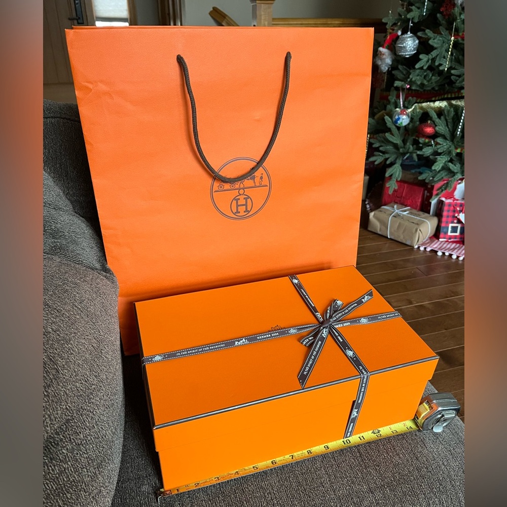 Hermes box and shopping bag bundle 
Authentic, bought fr Paris early this yr2024